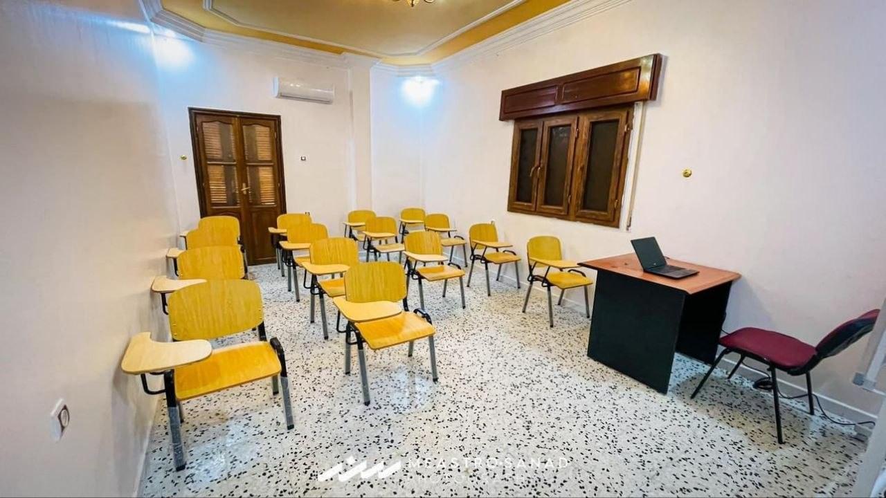 قاعة تدريس مجهّزة